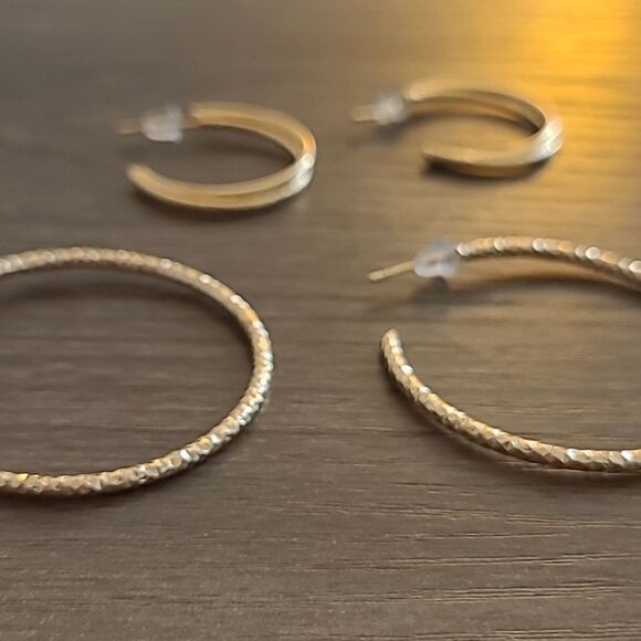💲6️⃣ Bundled ✔️2pairs Elegant Gold Tone  thin 1" and 2 " Hoop Earrings - Picture 7 of 7